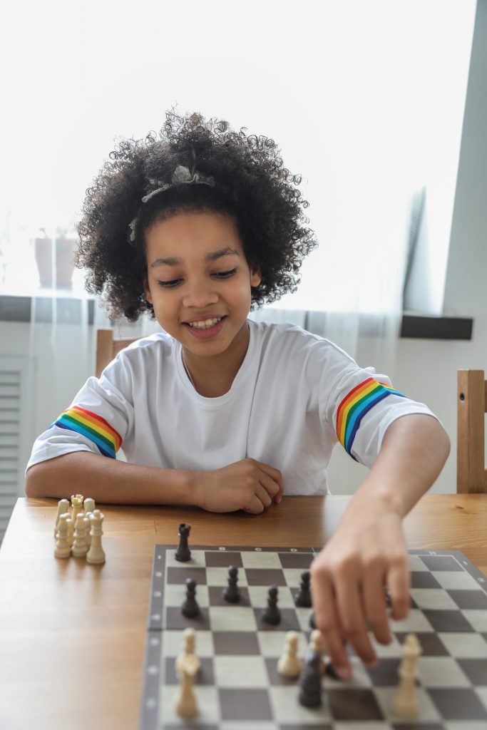 enfant aux cheveux crépus