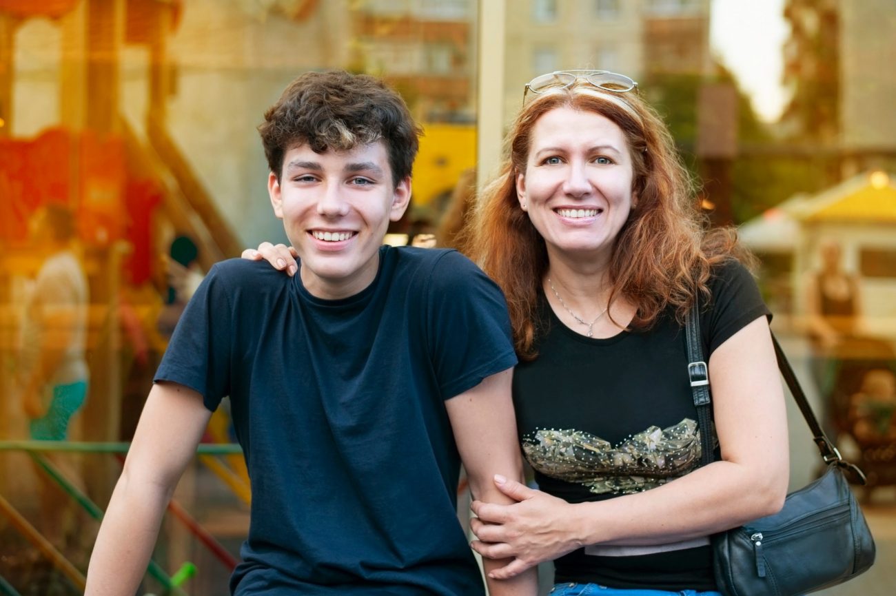 marraine rousse avec son filleul ado